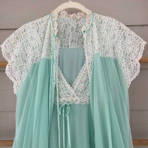 Vintage gown and robe 50's/60's sleepwear